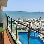 Beachfront By Marty's شقة